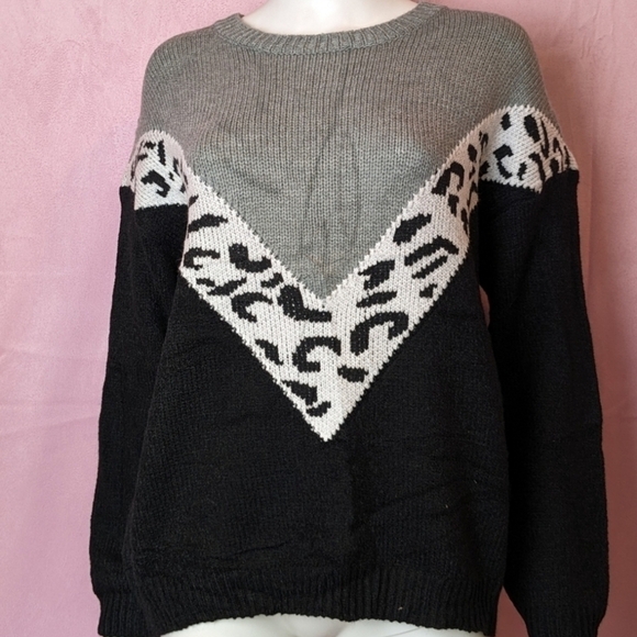 Gray and Black Leopard Chevron Stripe Crew Neck Pullover Knit Sweater Medium - Picture 1 of 5